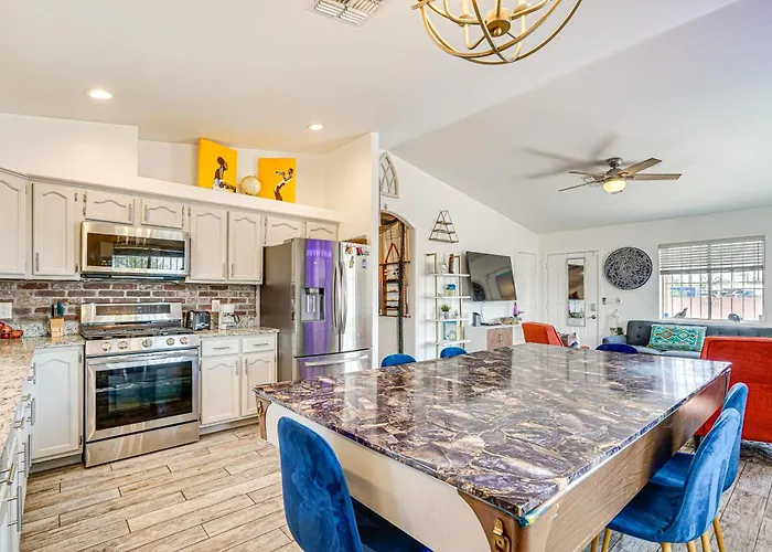 Holiday home Retreat W/ Fire Pit: 4 Mi To Downtown! *